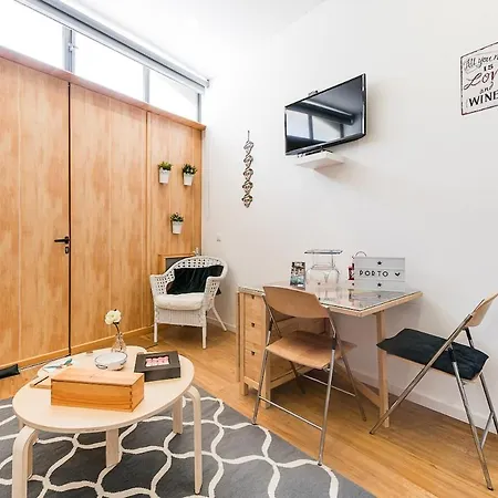 Cantinho Do - Metro 1 Minute Away *