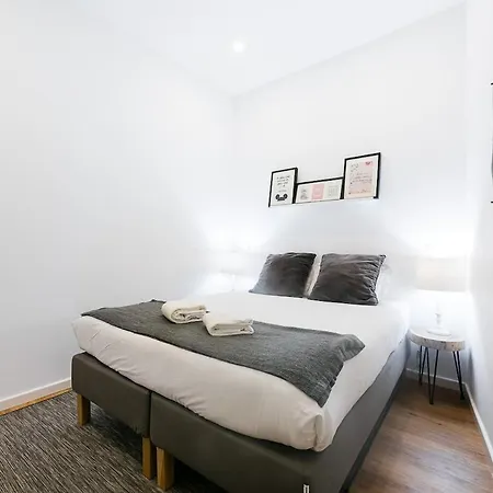 Cantinho Do - Metro 1 Minute Away דירה *